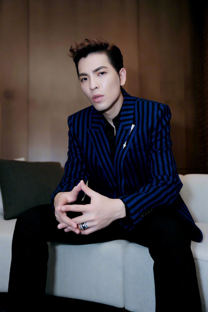 萧敬腾复古风造型唱响华丽摇滚