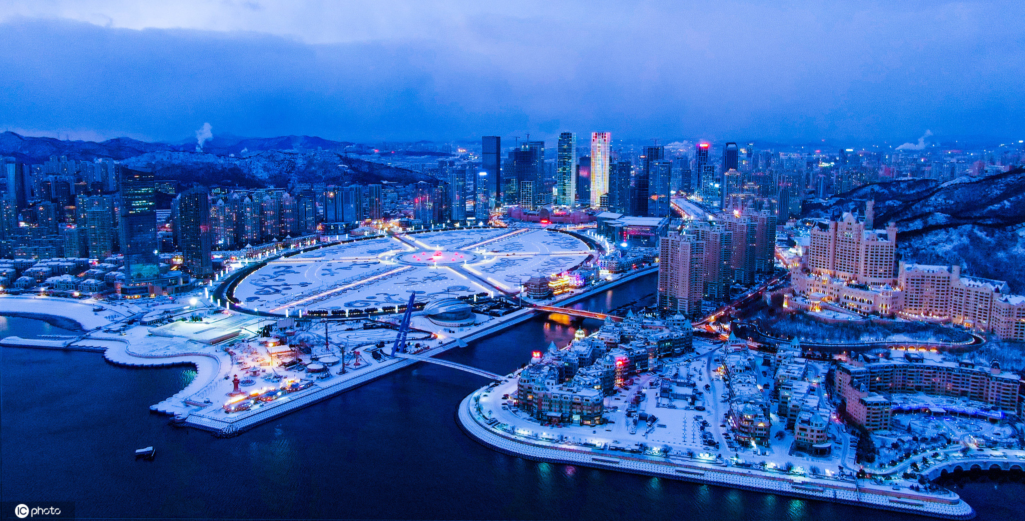 雪后的大连星海广场景色如画 宛如童话世界