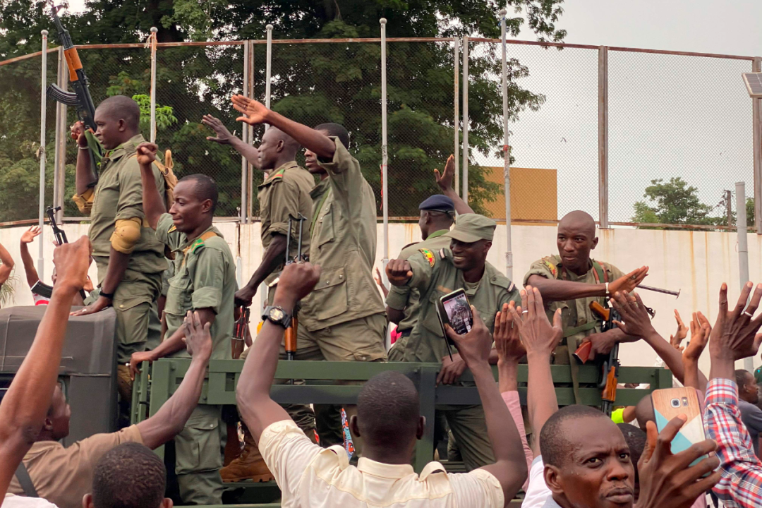 8月18日,马里士兵抵达首都巴马科的独立广场.新华社/法新