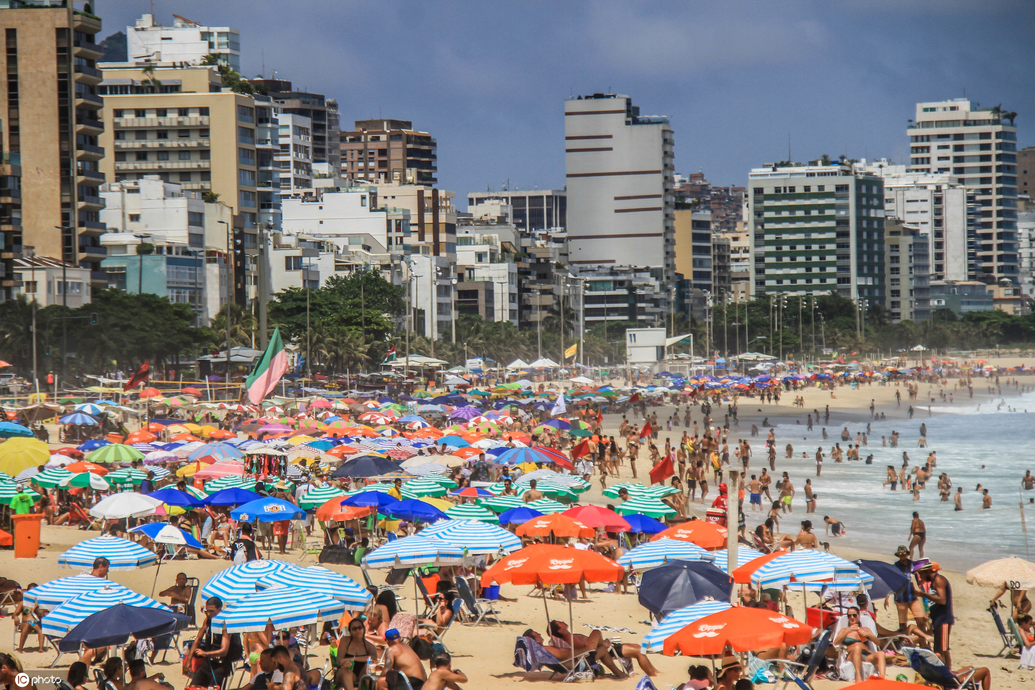 巴西民众享受夏日时光 里约海滨沙滩人满为患