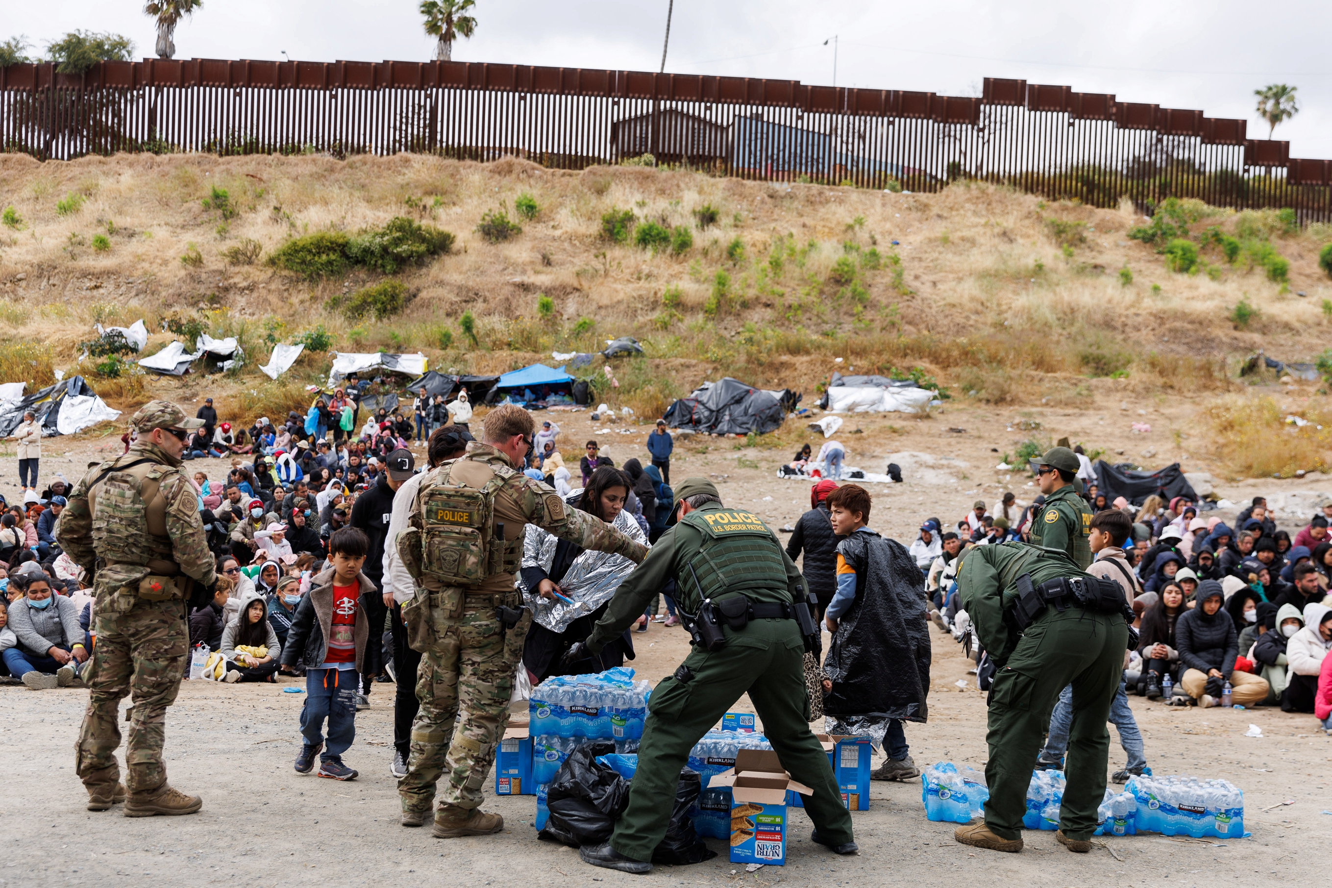 美媒:美国过去两天每天逮捕超1万名非法越境移民